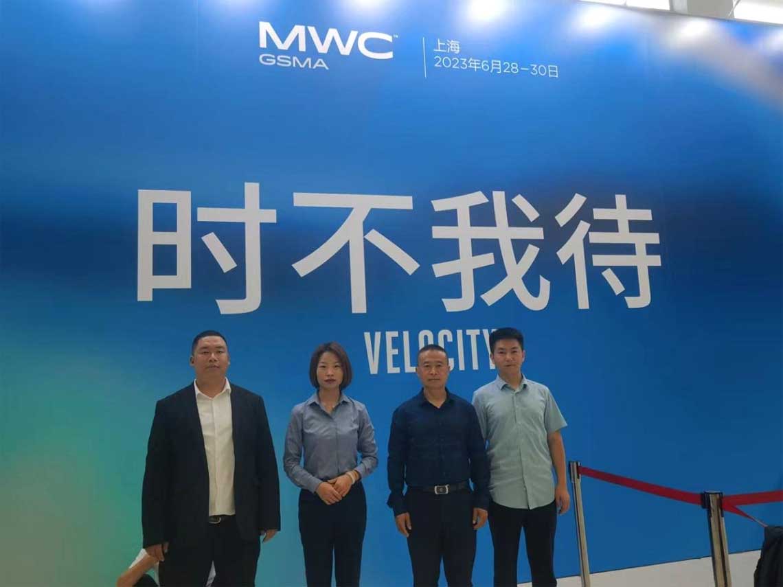 888电子游戏参展四人合影