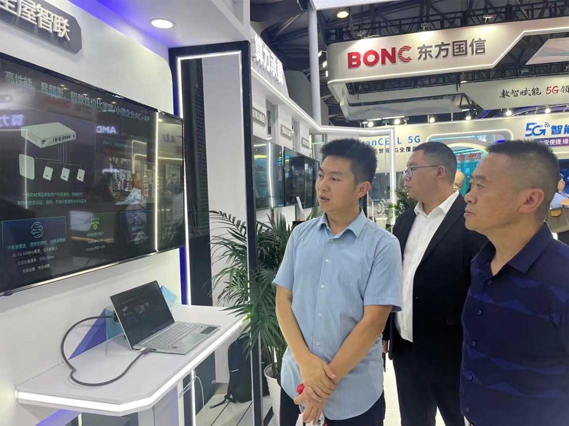 旅行全屋智联展区，陈光平举行介绍